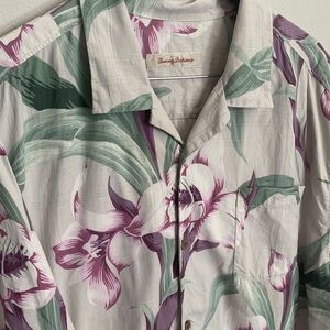 Tommy Bahama Orchid Print Short Sleeve 100% Silk Shirt in Purple and Green. XXL